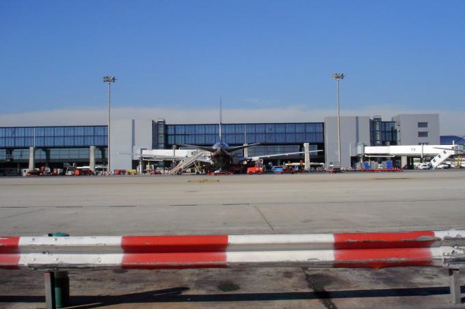 image Aviones en la pista del aeropuerto de Barajas, Madrid