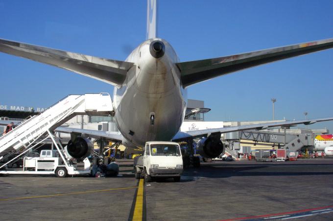 image Avión en pista, aeropuerto de Barajas, Madrid