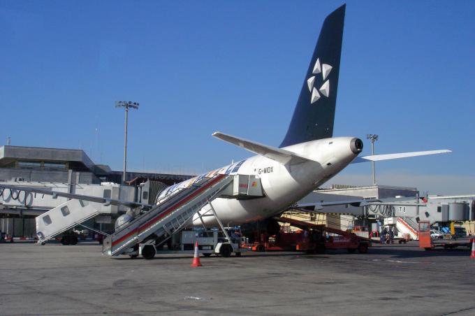 image Avión en pista, aeropuerto de Barajas, Madrid
