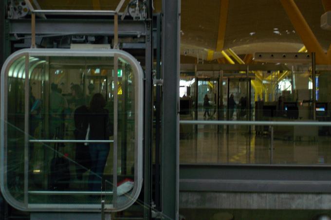 image Ascensor en la T4, aeropuerto de Barajas, Madrid