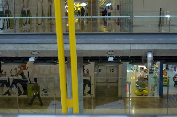 image Pasillos de la T4, aeropuerto de Barajas, Madrid