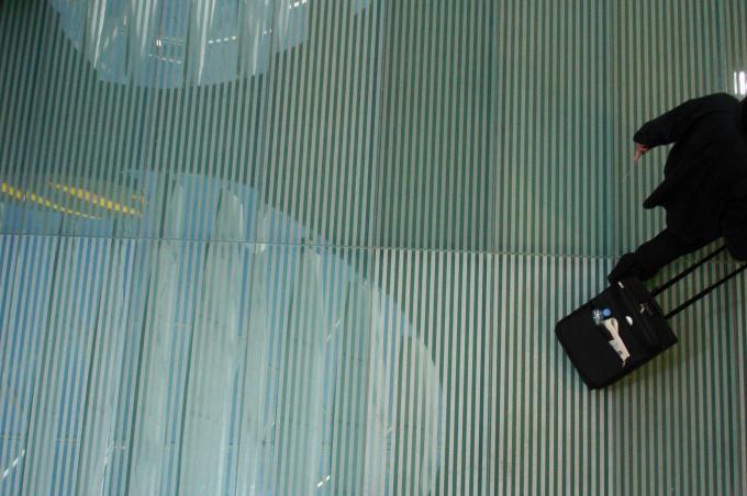 image Pasajero con maleta en la T4, aeropuerto de Barajas, Madrid