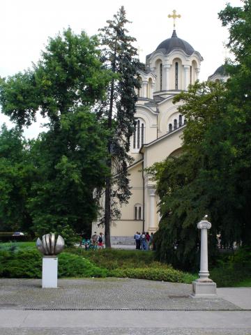 image Esculturas frente al museo de arte moderno en Liubliana, Eslovenia