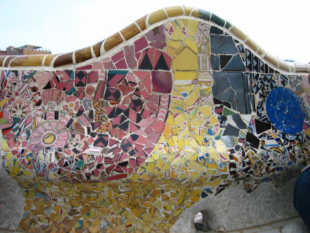 image Detalle del banco serpenteante de la Gran Plaza, Parque Güell, Barcelona