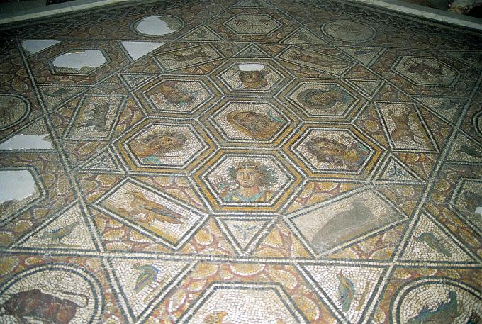 image Mosaico con horóscopo y figuras de santos, Museo del Bardo, Túnez