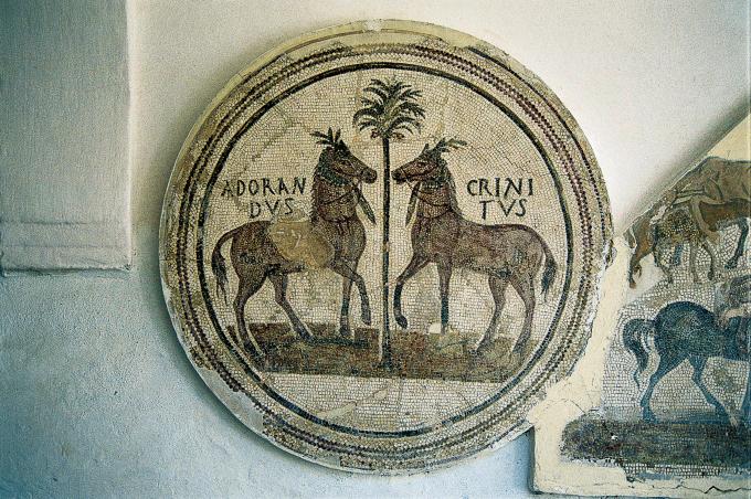 image Mosaico de caballos frente al árbol del Paraíso, Museo Arqueológico de Sousse, Túnez