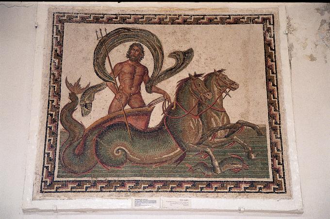 image Mosaico de Neptuno sobre carro tirado por hipocampos, Museo Arqueológico de Sousse, Túnez