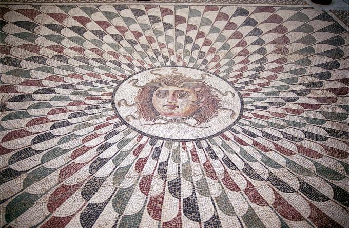 image Mosaico de cabeza de Medusa, Museo Arqueológico de Sousse, Túnez