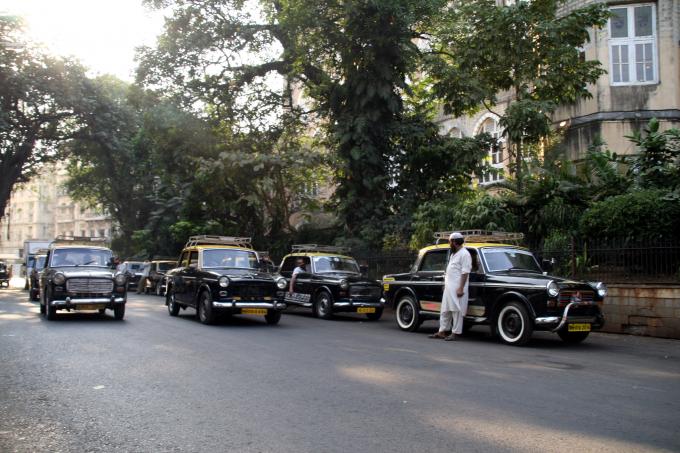 image Parada de taxis junto al hotel Taj Mahal, Bombay, India