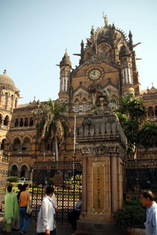 image Fachada principal de la estación Victoria Terminus, Bombay, India
