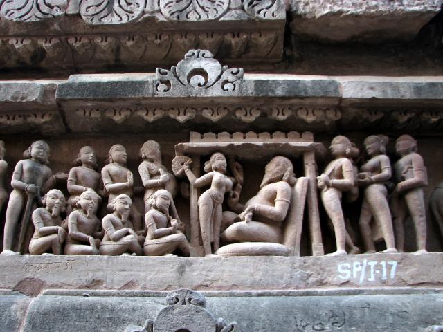 image Escena de la corte en templo de Khajuraho, India