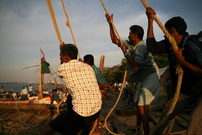 image Hombres izando una red china en Cochin, Kerala, India
