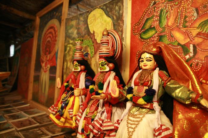 image Figuras y posters del arte Kathakhali, Kerala, India