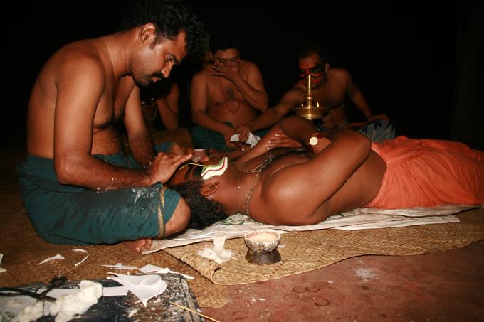 image Sesión de maquillaje para actuación de Kathakhali, Kerala, India