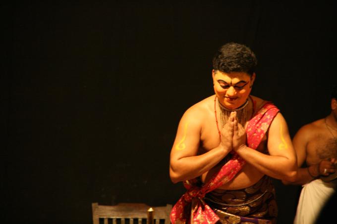 image Actor saludando al público en una representación de Kathakhali, Kerala, India