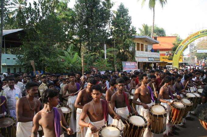 image Jóvenes tocando los tambores en desfile en Kollam, Kerala, India