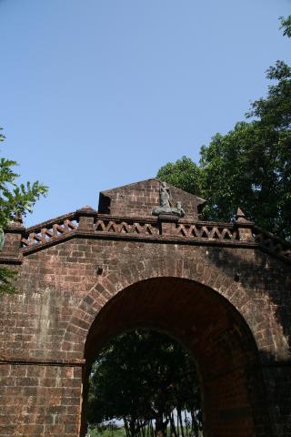 image Antigua puerta portuguesa en Old Goa, India