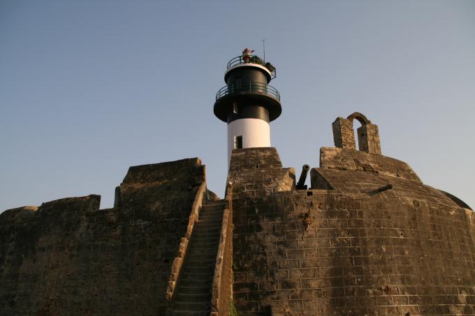 image Faro de la Fortaleza Portuguesa, isla de Diu, India