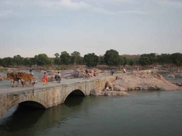 image Puente sobre el río Betwa, Orcha, India