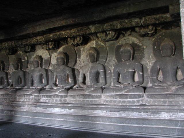 image Figuras de Buda en una cueva de Ellora, India