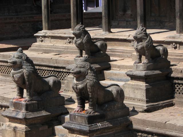 image Estatuas de leones en el Palacio de los Reyes Malla, Katmandú, Nepal