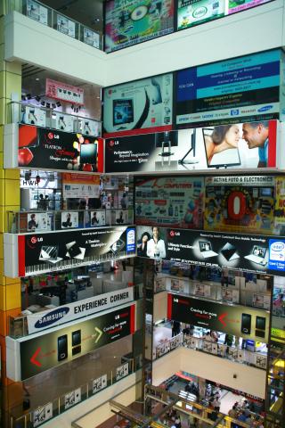 image Vista de las distintas plantas del centro comercial Slim Square, Singapur