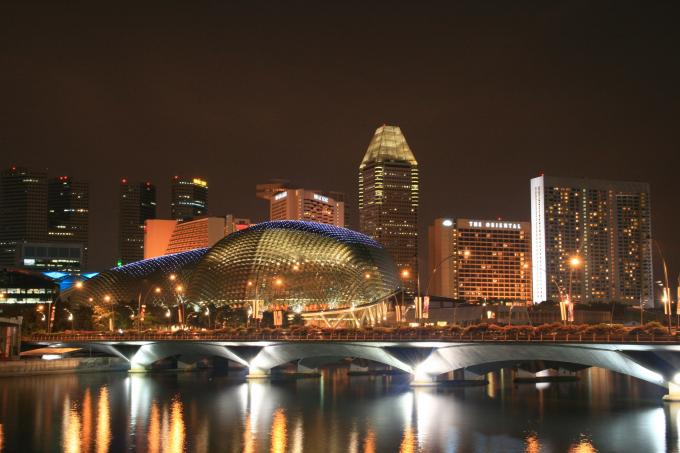 image Vista general de la Esplanade de noche, Singapur