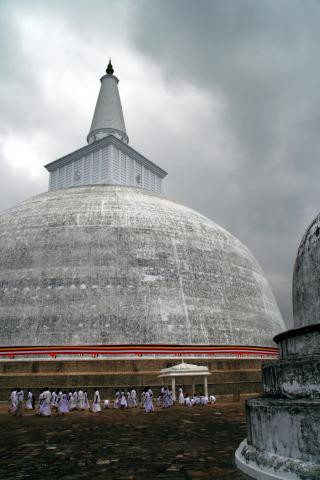 image Vista general de la Pagoda de Ruvanvelisaya, Anuradhapura, Sri Lanka