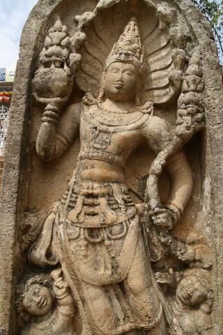 image Guardstone (piedra guardiana) en un templo de Anuradhapura, Sri Lanka