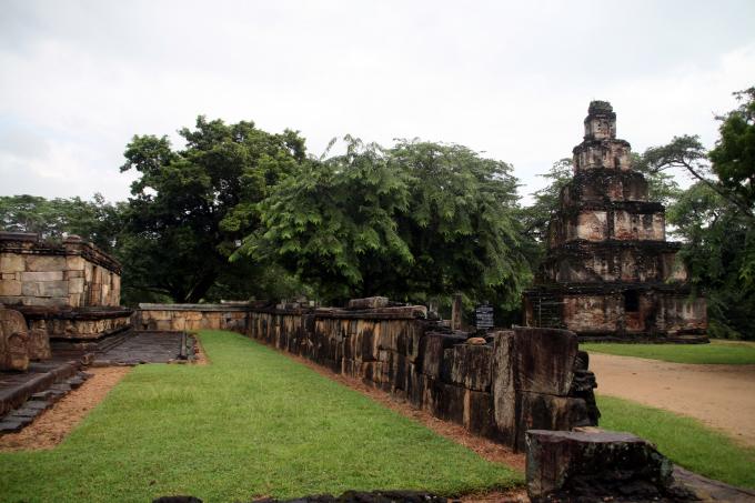 image Vista general del templo Satmahal Prasada, Polonnaruwa, Sri Lanka