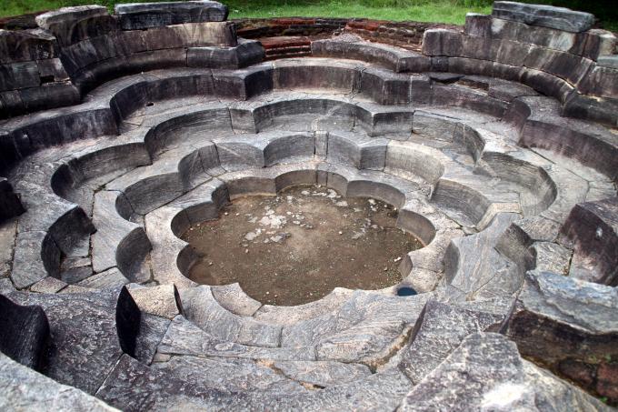 image Estanque en forma de flor de loto, Polonnaruwa, Sri Lanka