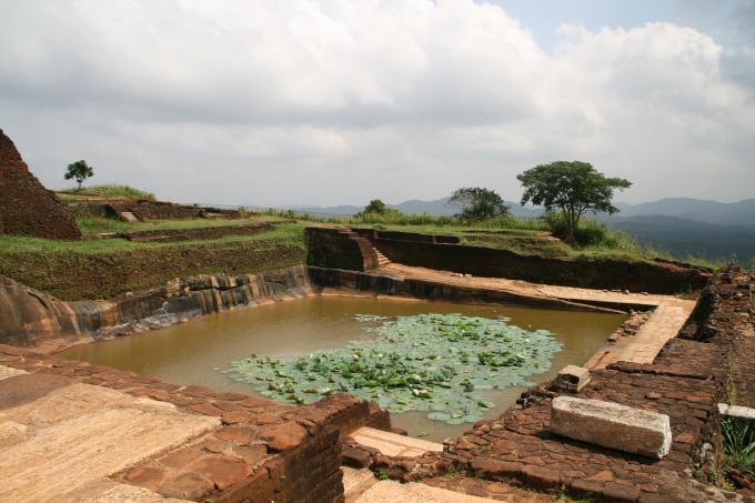 image Estanque en la plataforma superior de la ciudad-roca de Sigiriya, Sri Lanka