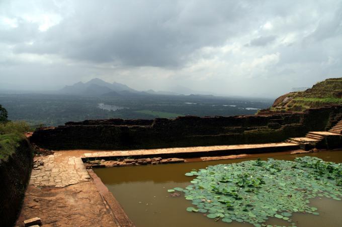 image Vista desde un estanque de la ciudad-roca de Sigiriya, Sri Lanka