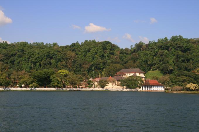 image Vista general del Templo del Diente de Buda, Kandy, Sri Lanka