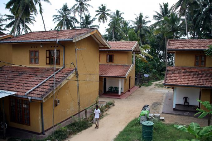image Edificios construidos para ayuda de afectados por el tsunami, bahía de  Weligama, Sri Lanka