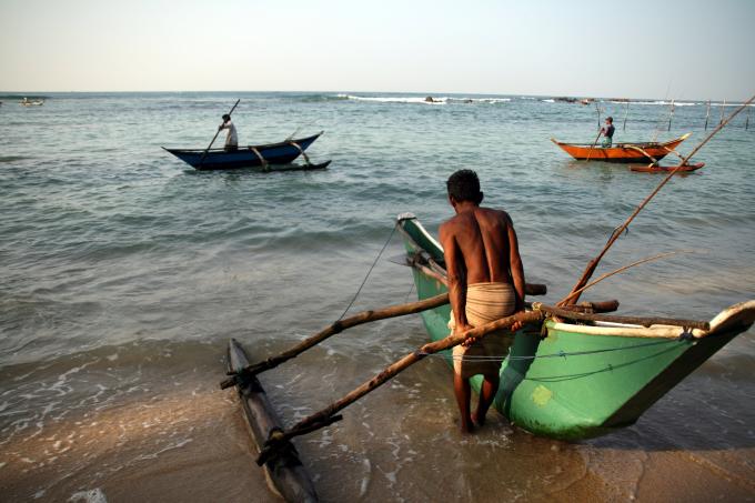 image Catamaranes saliendo a la mar, Mirissa, Sri Lanka