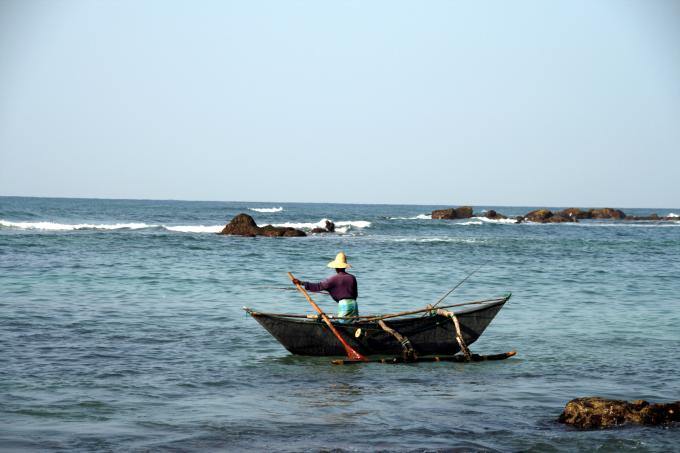 image Pescador saliendo a faenar, Mirissa, Sri Lanka