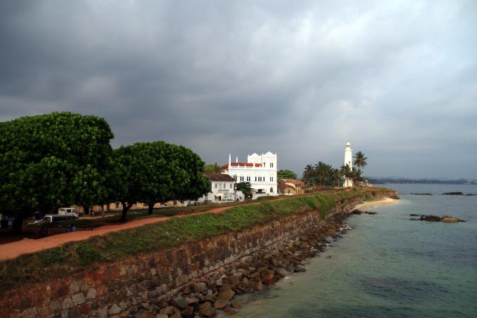 image Vista general del faro y una mezquita de Galle, Sri Lanka