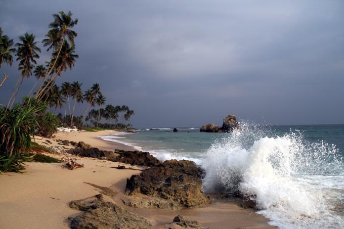 image Ola rompiendo en una playa de Koggala, Sri Lanka