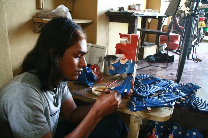 image Hombre pintando una máscara en Ambalangoda, Sri Lanka