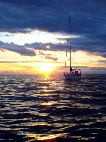 image Velero al atardecer en Trieste, Italia