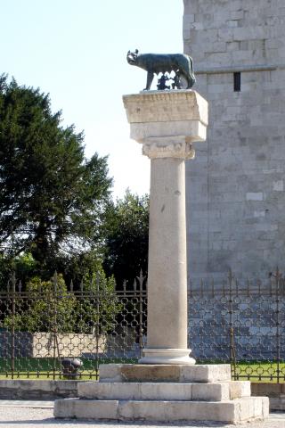 image Escultura a Rómulo y Remo en Aquileia, Italia