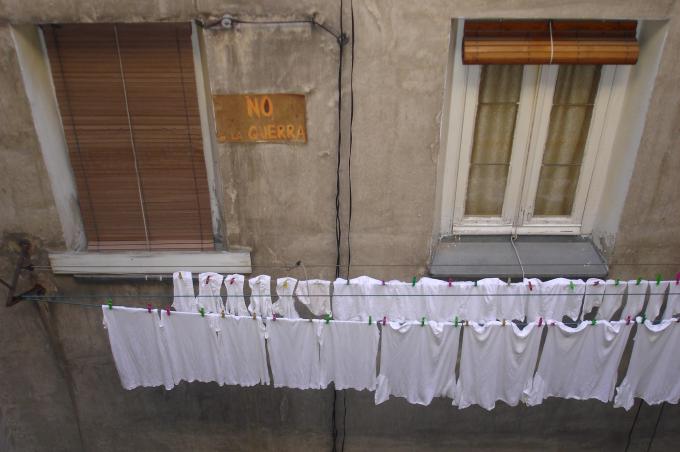 image Ropa tendida en un patio, Madrid