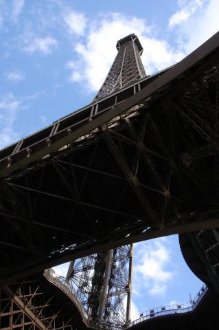 image Vista inferior de la Torre Eiffel en París, Francia