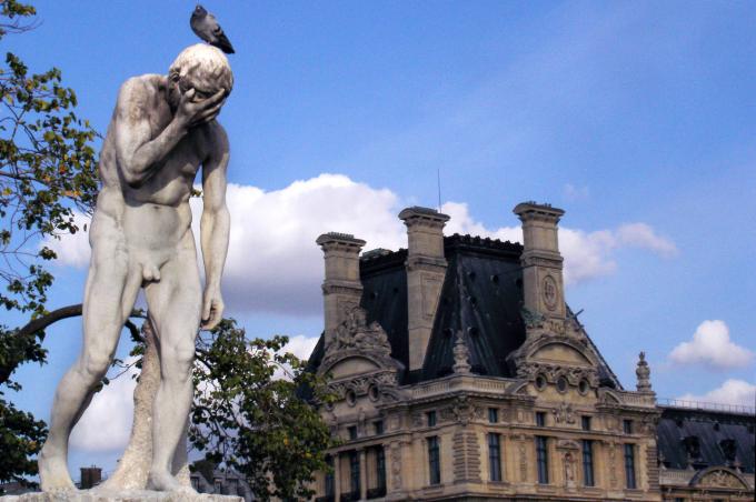 image Escultura en los jardines de las Tullerías en París, Francia