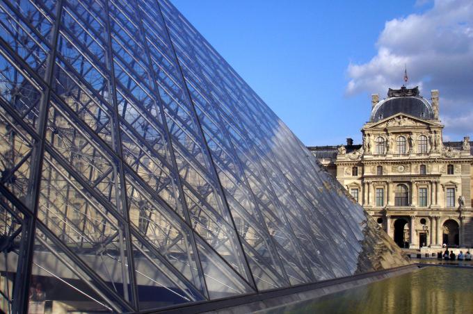 image Museo Louvre en París, Francia