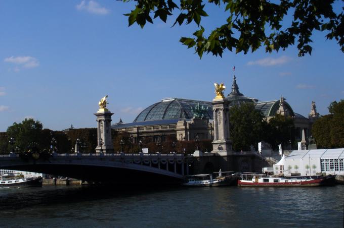 image Puente de Alejandro III en París, Francia