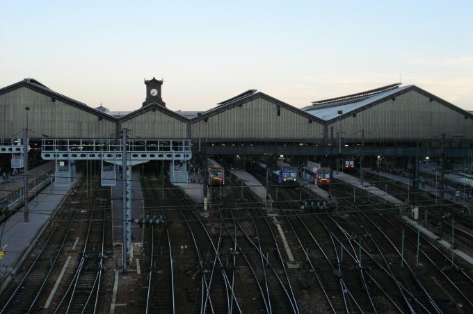 image Vías de tren y estación de San Lázaro en París, Francia