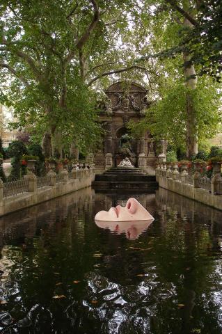 image Escultura en la Fuente Medicis de los jardines de Luxemburgo en París, Francia