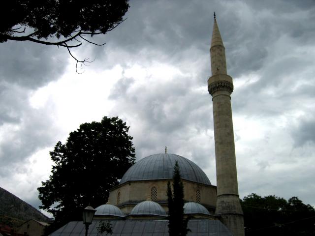 image Cúpulas y minarete de la mezquita de Mostar, Bosnia-Herzegovina